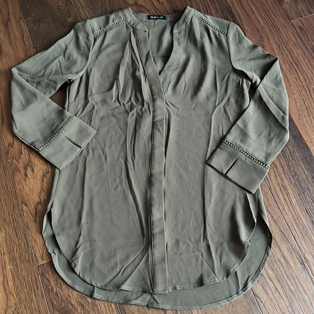 Olive hunter green quarter length sleeve vneck shirt